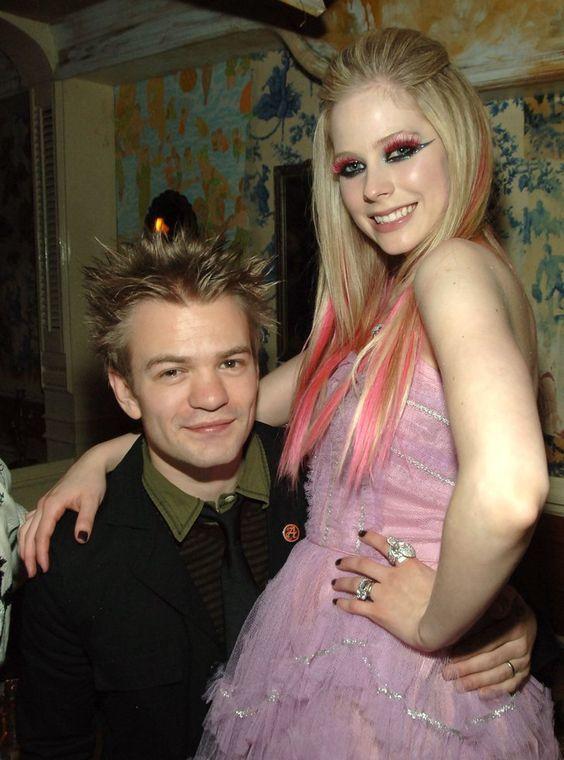 艾薇儿和谁结婚了啊（艾薇儿Avril Lavigne公布和摇滚男朋友Mod Sun订亲） 11