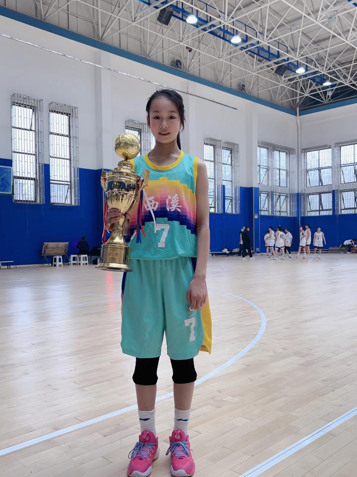 狂飙里的小黄瑶拿了篮球联赛冠军（杭州女子篮球联赛冠军篮球小黄瑶） 3
