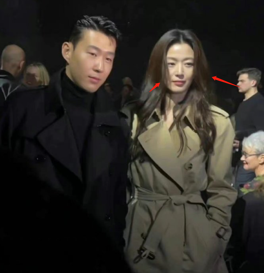 韩国女星全智贤出席伦敦时装周（41岁全智贤时装周生图） 9