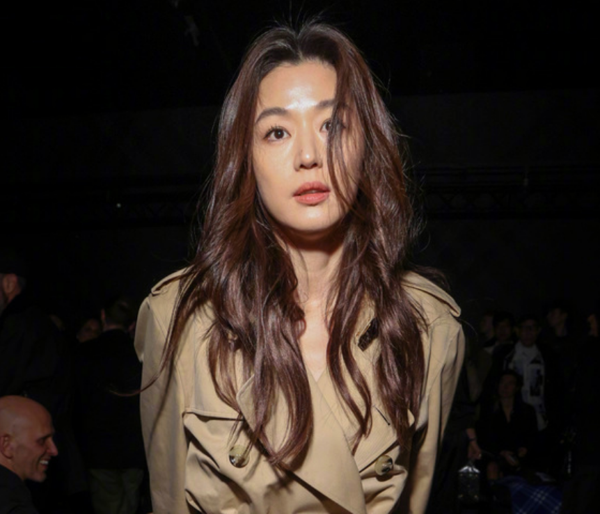 韩国女星全智贤出席伦敦时装周（41岁全智贤时装周生图） 11