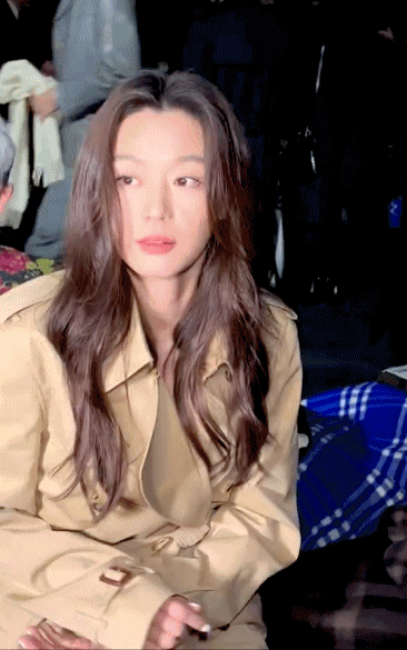 韩国女星全智贤出席伦敦时装周（41岁全智贤时装周生图） 31