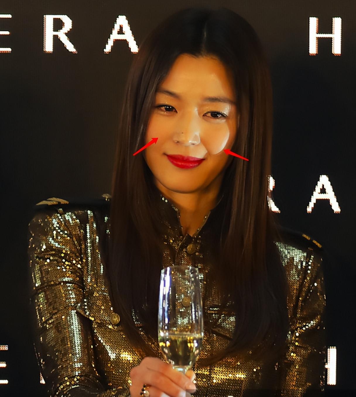 韩国女星全智贤出席伦敦时装周（41岁全智贤时装周生图） 41