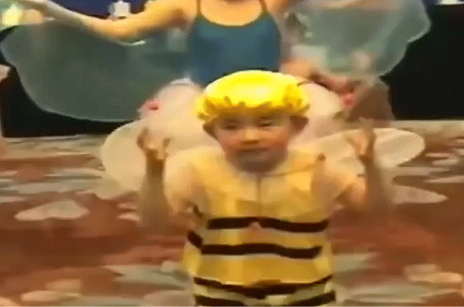易烊千玺早期小蜜蜂舞蹈（明星易烊千玺早期蜜蜂舞蹈造型） 5
