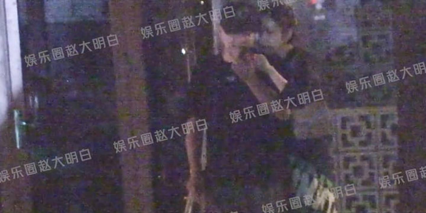 34岁演员王晓晨的聚会照片（王晓晨醉酒让男伴点烟） 7