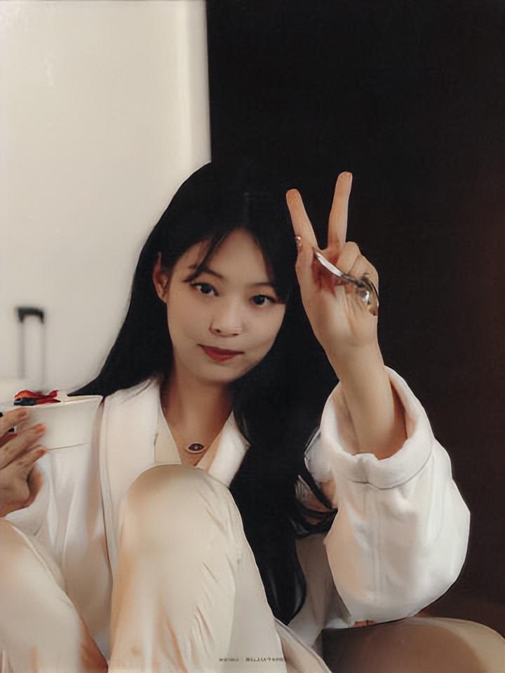 Jennie称作为Kpop艺人出道被限制发展（杜阿·利帕公开指责Jennie表演不认真） 5