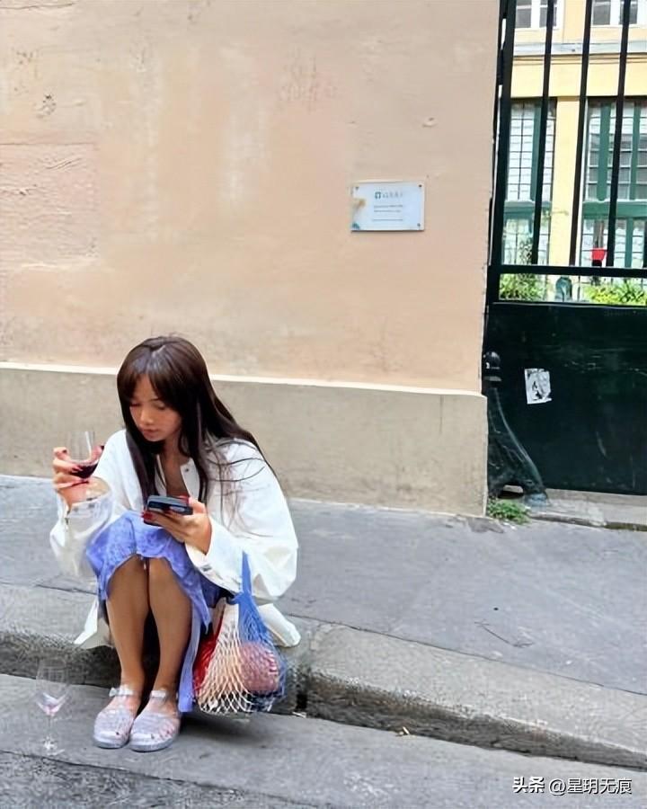 Lisa坐路边喝红酒（Lisa巴黎度假照片） 3