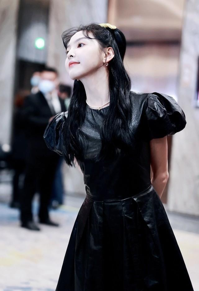 章若楠黑色裙图片（章若楠小黑裙造型） 5