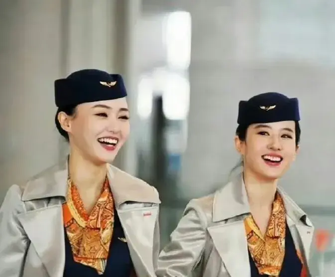 唐嫣刘亦菲空姐服旧照,两人十年前合作《露水红颜》 造型太惊艳了 3